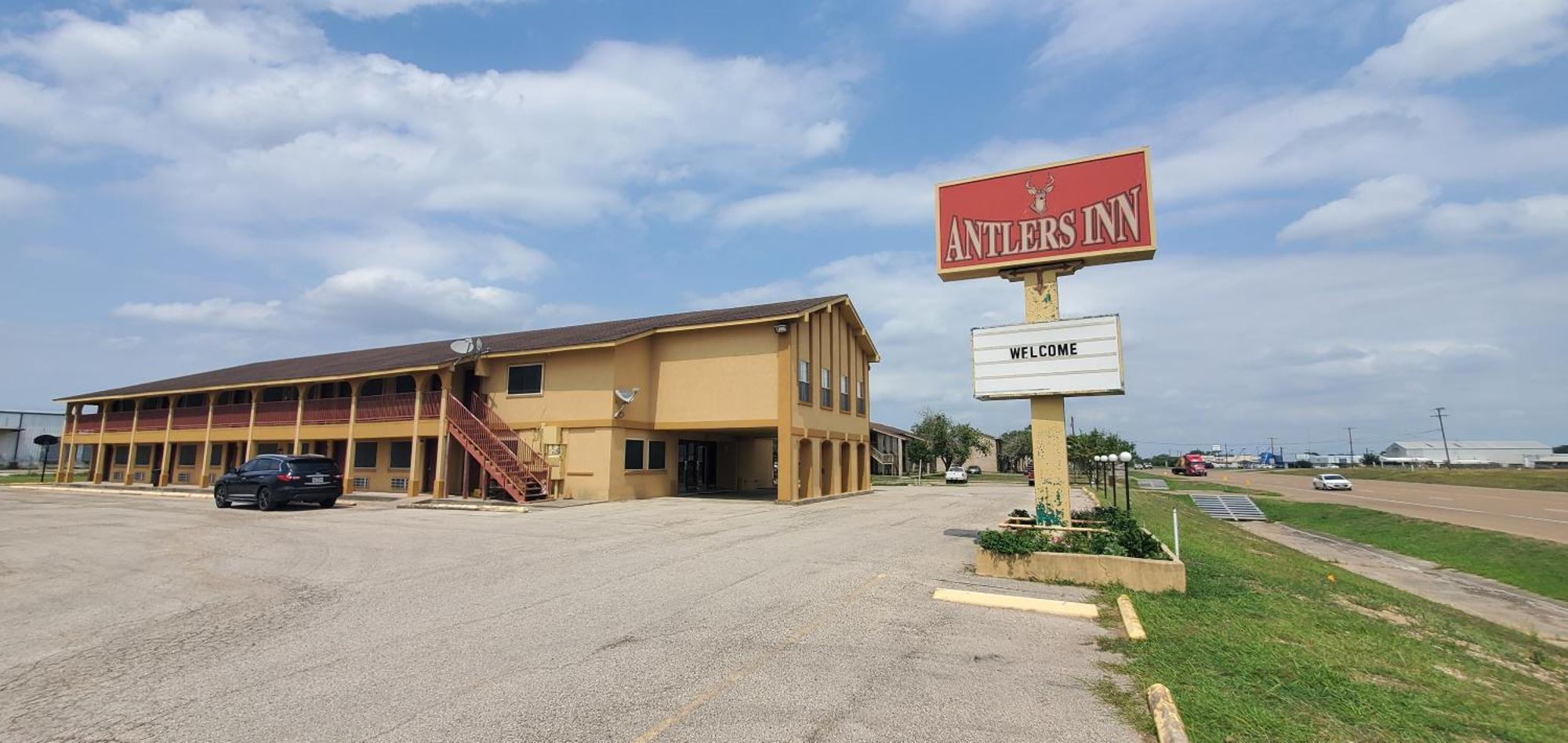 Antlers Inn Cuero Exterior photo